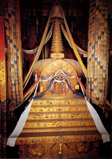 Estupa del Quinto Dalai Lama 1.jpg